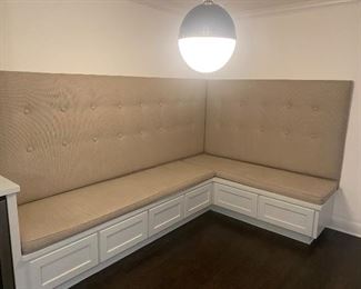 Six drawers upholstered bench with a poster back