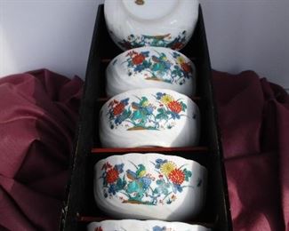 5 JAPANESE RICE/SOUP BOWLS WITH BIRD AND FLORAL MOTIF IN A SECTIONED WOODEN BOX.              $10