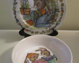 VINTAGE ONEIDA CHILD'S BOWL AND PLATE DEPICTING PETER RABBIT.      $9