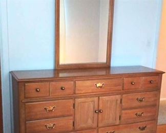 Thomasville Dresser W Mirror