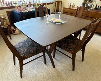 Formica topped double drop leaf table with 6 chairs and 3 leaves