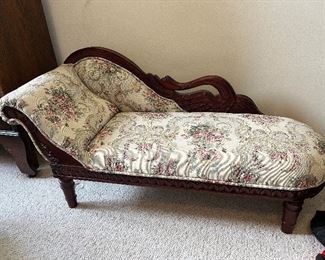 Doll chaise