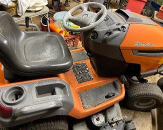 Riding lawnmower, needs battery runs great 