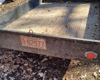 Hinged tailgate on till trailer