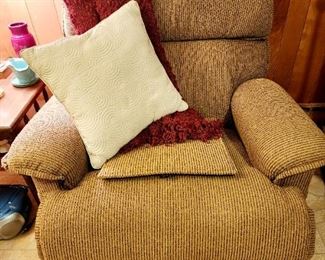 Electric lift chair / recliner