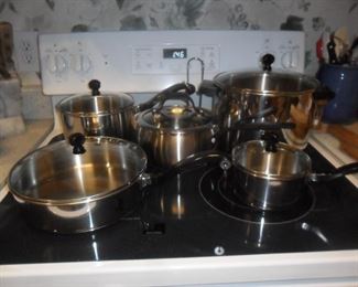 Farberware 4 pots with lids