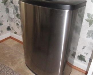 Trash can with auto lid