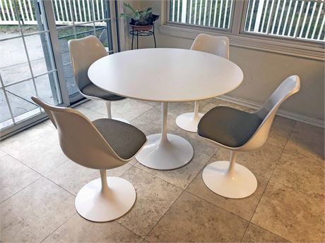 Eero Saarinens Iconic Pedestal Tulip Dining Set 