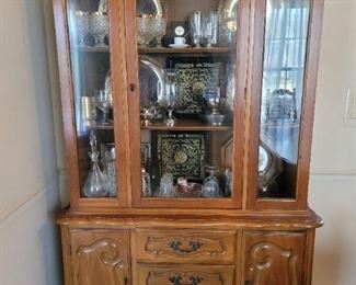 French provincial China cabinet
Great condition, no scratches or dents
72" x 45" x 15"
Bought in 1965?
https://photos.app.goo.gl/1zbNCGQUwBMXAj1K8