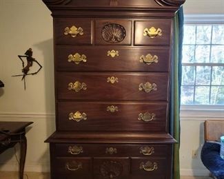 Henkel Harris 3 Part Queen Anne Highboy
Mahogany
Great condition, no scratches or dents
90" t x41.5 w x 21 d
Bought in 1965?
https://photos.app.goo.gl/C3VTtEb78uegEHHT7