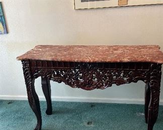 Decorative side table with marble top.&nbsp;