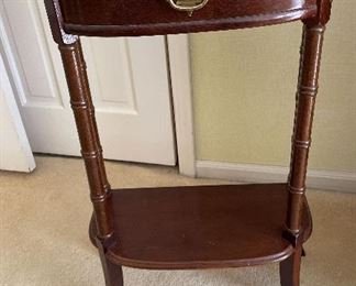 Side Table
Nice wooden side table&nbsp;
