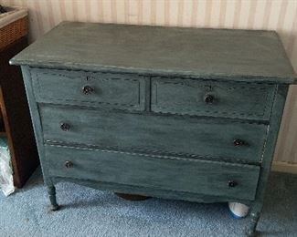 4 drawer painted wood dresser with wall mounted matching mirror&nbsp;
