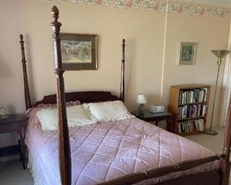 Queen Anne Style Lovely 4-Poster Queen Bed