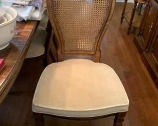 #1	Drexel Heritage Dining Table w/2 leaves & 6 chairs & 2 Captains Chairs  68- 114x45x29	 $300.00 			
