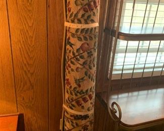 #40	5.5 x 8' Machine Made Rug Cream/Burgandy/Cream w/flowers	 $30.00 			
