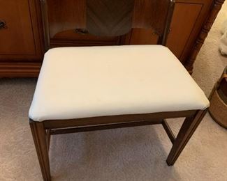 #90	Wood Vanity Stool w/back w/cream vinyl Seat	 $30.00 			
