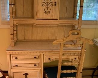 #102	Bassett Desk w/4 drawers w/hutch w/2 open shelves & 1 door w/odd chair - 42x18x30   hutch 39Wx12Dx36T	 $75.00 			
