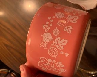 #151	Pyrex Pink set of 3 Vintage Bowls w/lids 	 $100.00 			
