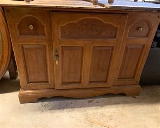 #162	project piece 2 piece china cabinet 1 door base 1 glass door hutch 42x16x31base 46x18x48 top	 $50.00 			
BASE Piece