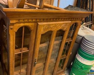 #162	project piece 2 piece china cabinet 1 door base 1 glass door hutch 42x16x31base 46x18x48 top	 $50.00 			
Top piece 