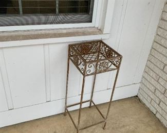 #185	square metal rack 	 $20.00 			
