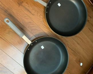 #210	Kitchen	Bakers and Chefs 2 large skillets	 $20.00 			
