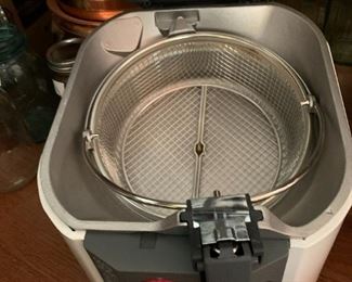 #212	Kitchen	Delonghi Roto cool low oil Fryer 	 $50.00 			
