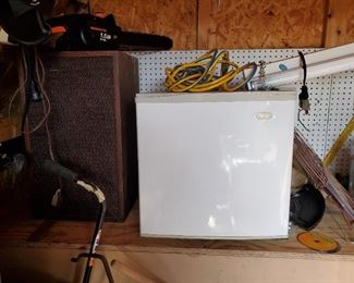 Mini fridge / speakers