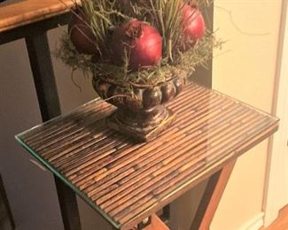 Rattan side tray; arrangement