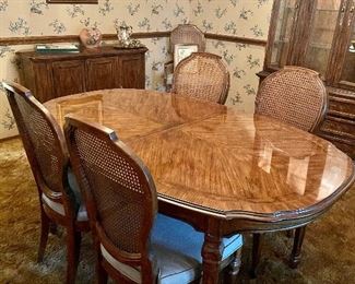 Dining table
2 captain chairs
6 chairs
2 leaves AND pads