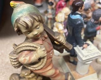 COLLECTIBLE ITALIAN FIGURINES...