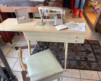 1950' SEWING MACHINE - ALL ORIGINAL - LIKE NEW!