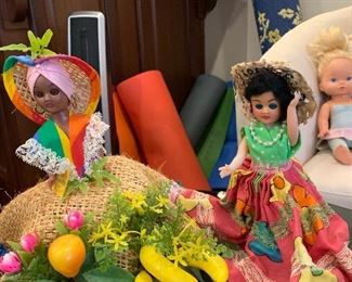 Lots of collectibles.. Dolls, toys, books..