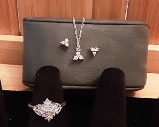 HAG18 10k And Diamond Jewelry Set