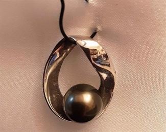 WES04 White Gold And Black Pearl Pendant