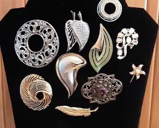 WES08 Vintage Brooches