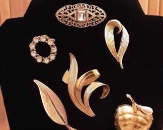 WES13 Vintage Brooches Gold Tone