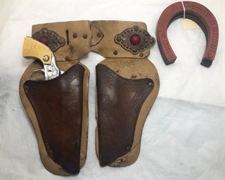 Roy Rogers cap gun & holster & Roy Rogers horseshoes