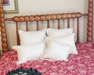 This ro[pe bed has a lightness that give a glow.  the twisting of the wood testifies to its workmanship.