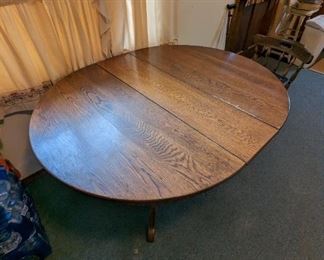 1880s oak dining table with 3 leaves