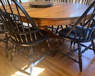 Beautiful Antique Oak Pedestal Dining Room Table w/ 2 leaves and (hooking tool)