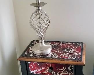 Decor Side Table Rd/Black/Mirrored - Twisted Cage Lamp