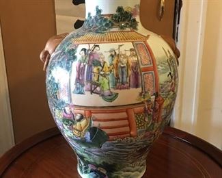 Large Chinese Qing Qianlong Vintage Vase.