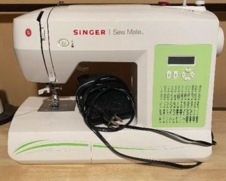 Singer Sew Mate like-new!