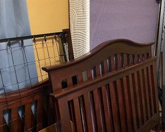 Convertible crib/full size bed