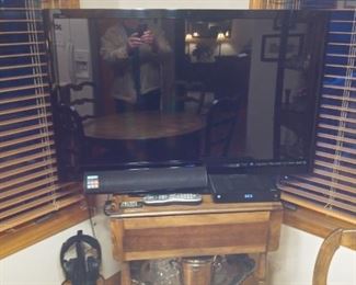 Oak tea cart, 46” Vizio flatscreen TV (LED&HD smart TV) w/ ILive sound bar