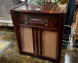 Antique PHILCO, does not work, but it has a great cabinet! 
