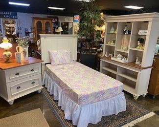 3-Piece off-white and natural wood Twin Bedroom Set