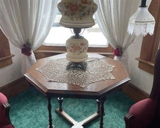 . . . a nice lamp table with Gone With the Wind-style lamp